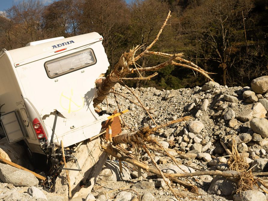 Une caravane éventrée par des arbres charriés par la rivière lors de la tempête Alex du 2 octobre 2020. Saint-Martin-Vésubie – 23 novembre 2020