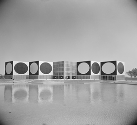 Vue extérieure du Centre architectonique, Aix-en-Provence, 1976 - Image en taille réelle, .JPG 9,36Mo (fenêtre modale)