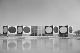 Vue extérieure du Centre architectonique, Aix-en-Provence, 1976