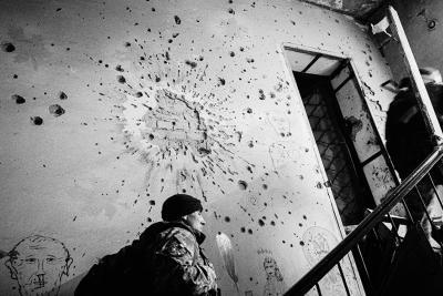 Janvier 2018, Mariynka, Ukraine. Un soldat accède au toit d’un hôpital détruit par les bombardements pour s’installer à son poste d’observation. - Agrandir l'image 2 sur 8, fenêtre modale