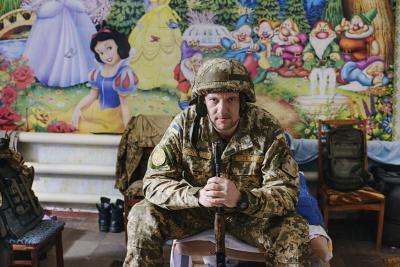 Ukraine, Donbass, Avdiivka, 24 février 2017 Volodymyr (38 ans), officier de presse de l’armée ukrainienne, pose dans le dortoir du bureau de presse militaire du 72e régiment situé dans une ancienne crèche. - Agrandir l'image 3 sur 8, fenêtre modale