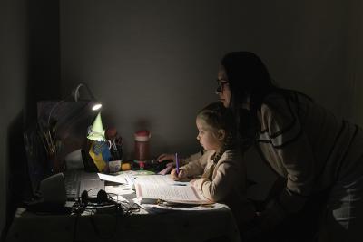 Le Perreux-sur-Marne, France, novembre 2022 Nataliia Nikolaienko, 39 ans, comptable, et sa fille Anhelina, 8 ans, de Kharkiv. Elles en sont parties le 17 mars et vivent maintenant dans une famille d’accueil à Le Perreux-sur-Marne. Dans leur chambre, chez leur famille d’accueil, à Le Perreux-sur-Marne, Nataliia Nikolaienko aide sa fille Anhelina, 8 ans, à faire ses devoirs. - Agrandir l'image 5 sur 8, fenêtre modale
