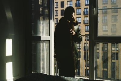 Arina Starykh dans son appartement moscovite en mars 2022. Arina est une photographe née en 1996 dans la région de Moscou. Francophone et décidée à quitter la Russie dès les premiers jours de la guerre, elle arrive finalement en France en septembre 2022 après avoir été reçue au concours de l’Ecole Nationale Supérieure de la Photographie à Arles. « Cette guerre est une catastrophe, un acte impardonnable. Nous n’avons pas fait assez pour l’éviter » - Agrandir l'image 6 sur 8, fenêtre modale