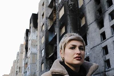 Le 20 Janvier 2024 à Kiev, district de Solomians Cette image illustre les ravages causés par l’attaque du 2 janvier 2024, qui a fait 22 victimes dans ce quartier de Kiev. Iryna, institutrice à Kiev de 31 ans, témoigne de la tragédie qui a frappé leur ville. Les décombres et les cicatrices de cette attaque rappellent la dure réalité du conflit en cours. - Agrandir l'image 8 sur 8, fenêtre modale