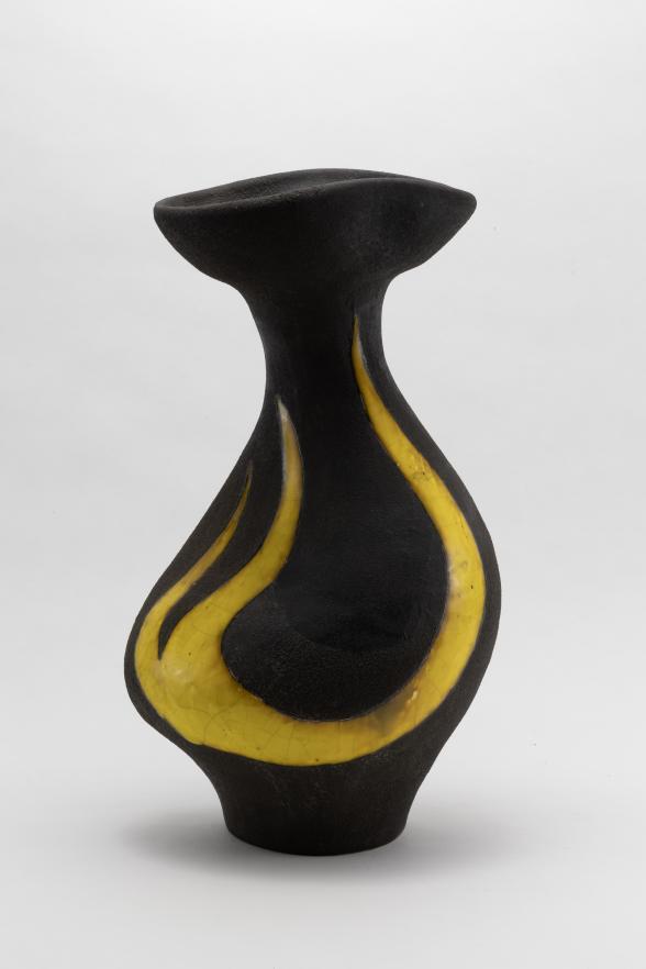 Forme, vase à motif de flamme, faïence, émail noir granité, émail jaune brillant, h. 45 x l. 25 cm, Les Archanges, années 1955-1960, collection privée. - Agrandir l'image, fenêtre modale